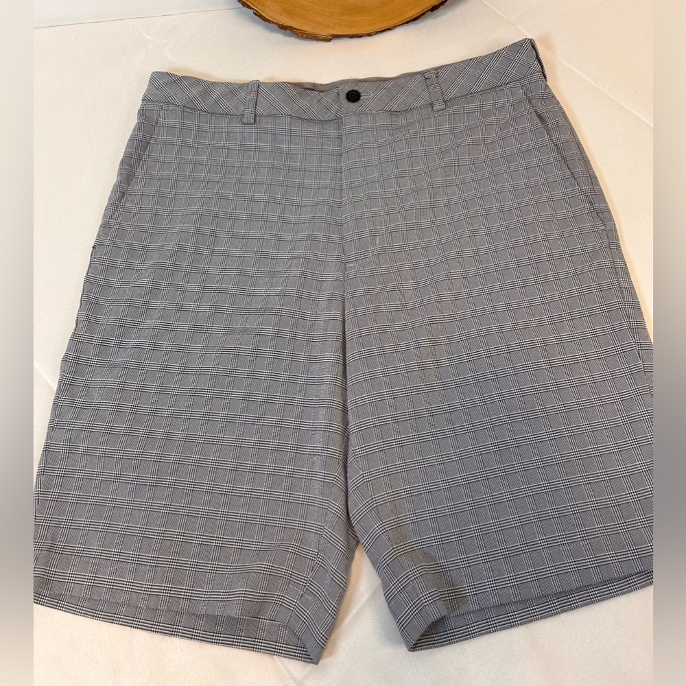 Walter Hagen 11 Majors Golf shorts Black/white Plaid Men’s Size 34